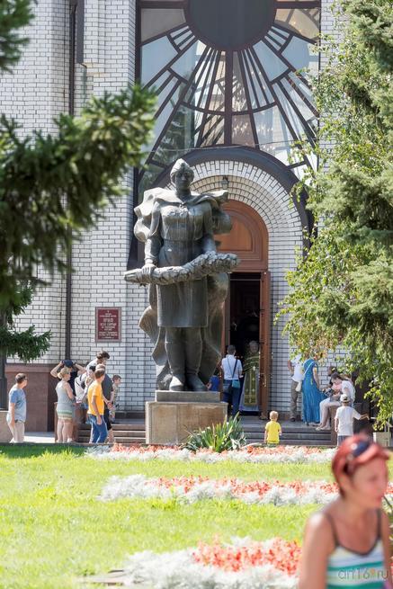 Скульптура женщины-солдата перед храмом Всех Святых, Мамаев курган, август 2015::Волгогорад. 2015