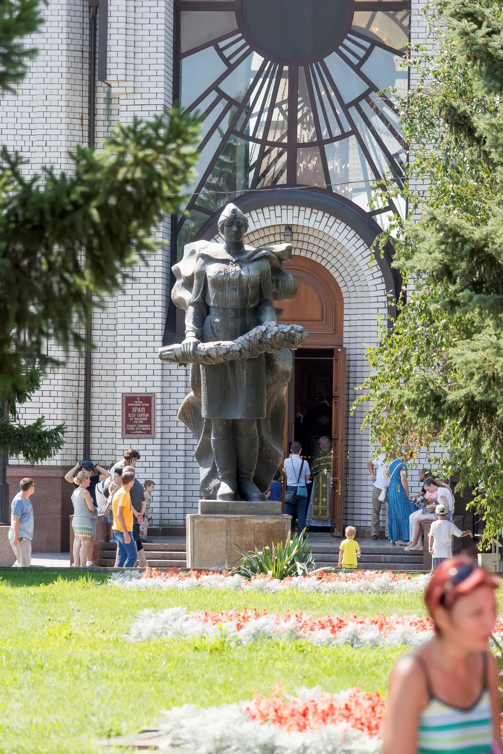 Скульптура женщины-солдата перед храмом Всех Святых, Мамаев курган, август 2015::Волгогорад. 2015