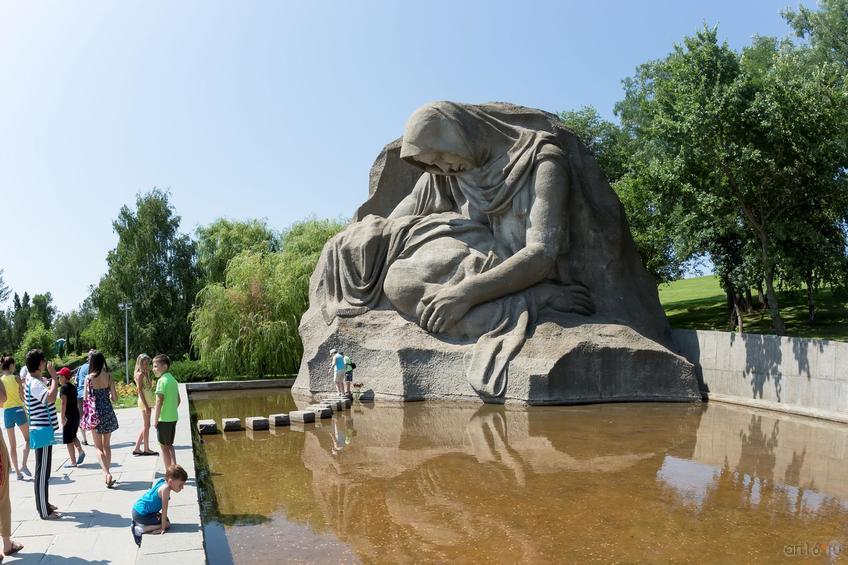 Скульптурная группа «Скорбь матери» на площади Скорби (Мамаев курган)::Волгогорад. 2015