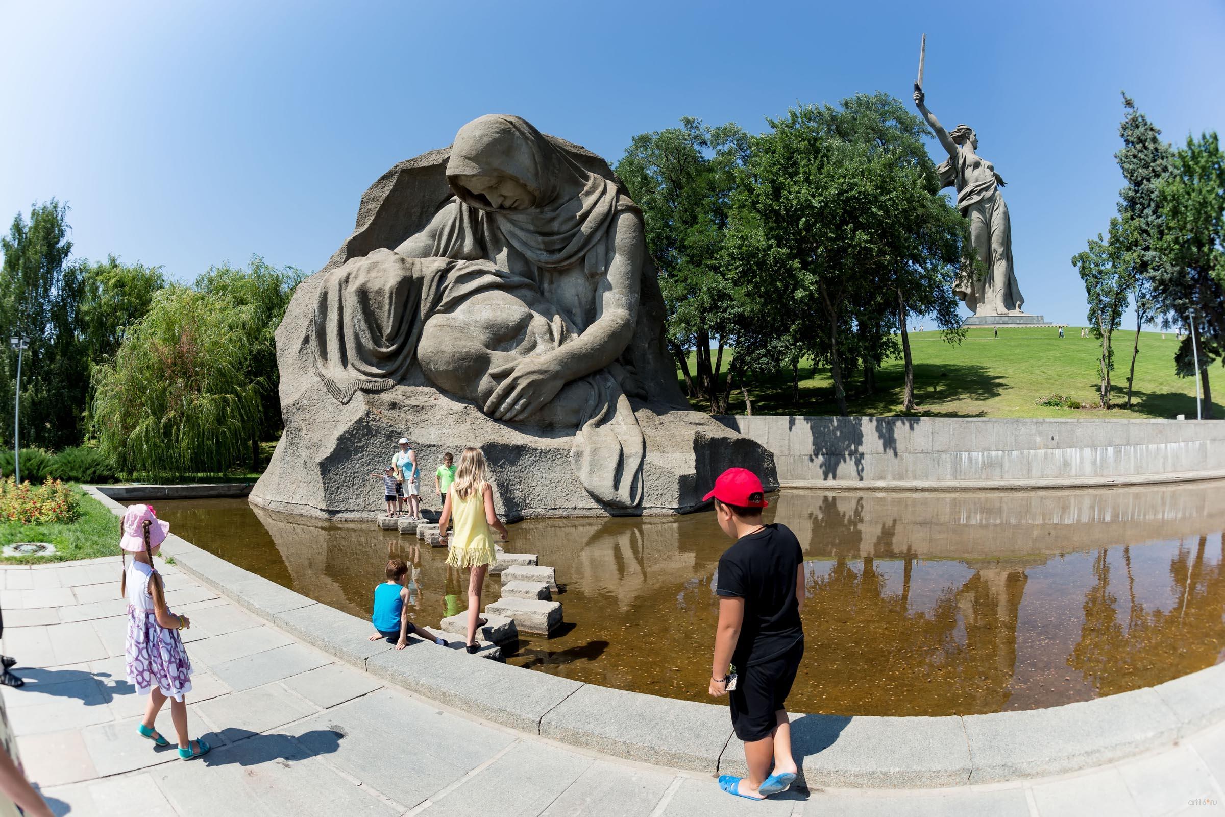 Скульптурная группа «Скорбь матери» и «Озеро слёз»::Волгогорад. 2015