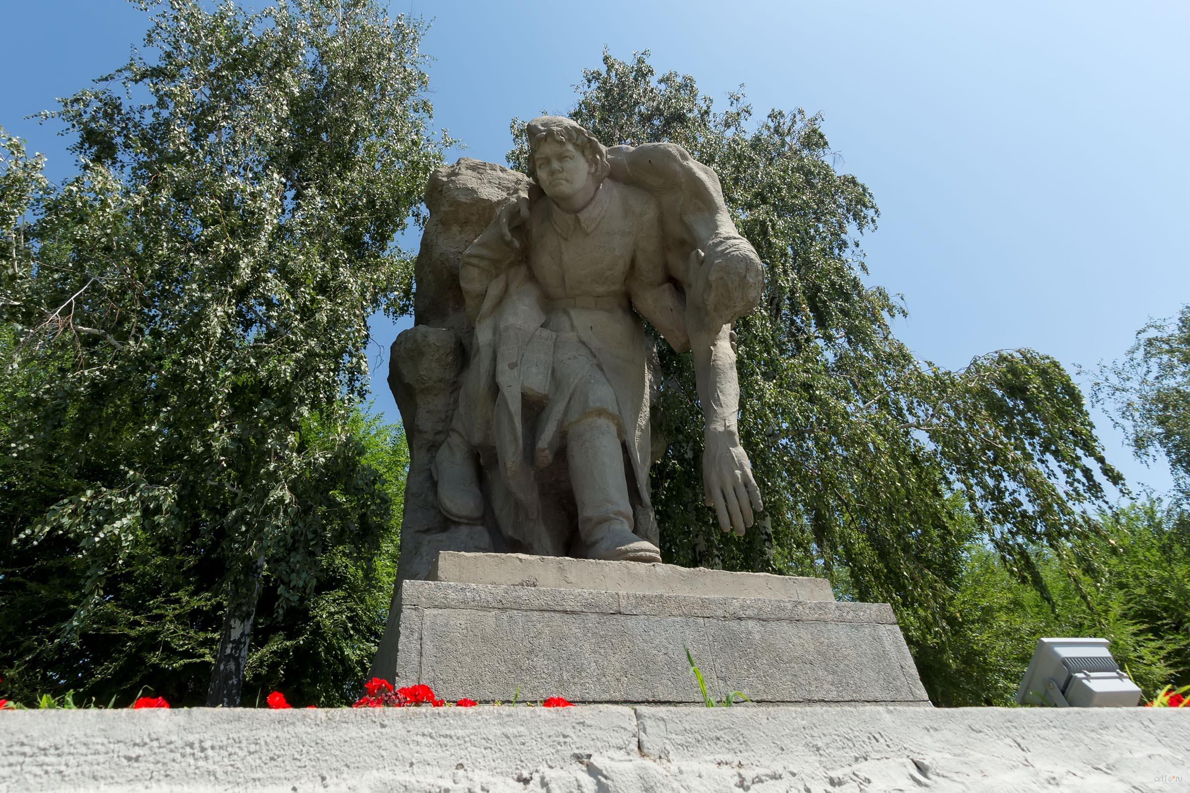 Скульптурная группа: санитарка, выносящая с поля битвы бойца::Волгогорад. 2015