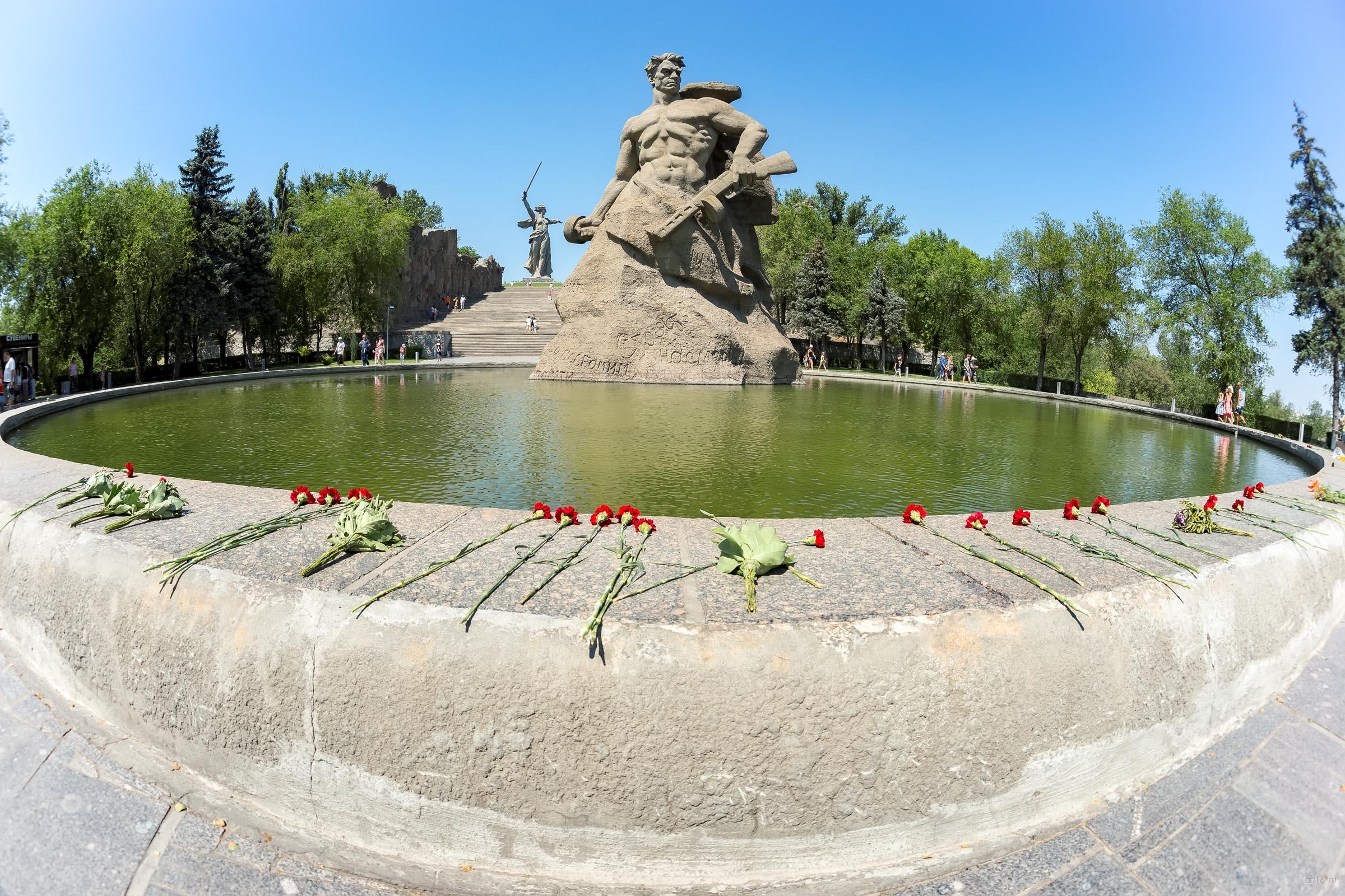 Монументальная скульптура советского воина, площадь «Стоявших насмерть»::Волгогорад. 2015