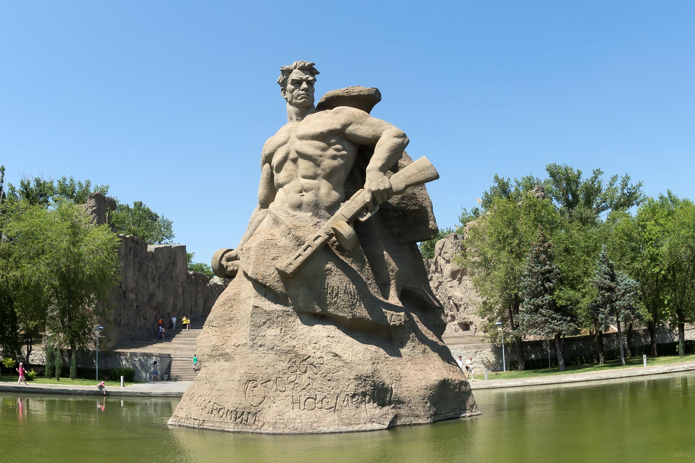 Монументальная скульптура советского воина, площадь «Стоявших насмерть», Мамаев курган::Волгогорад. 2015