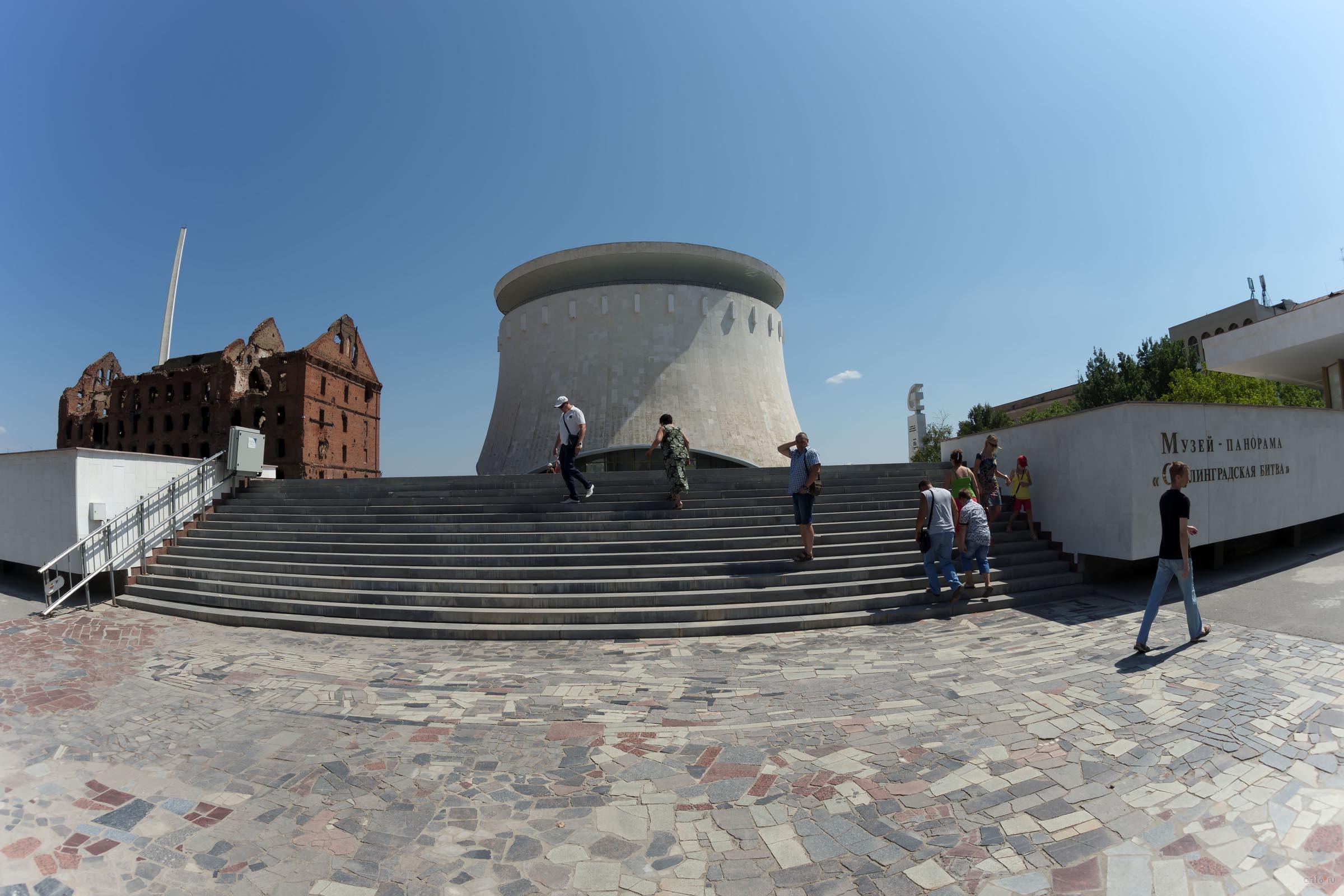 Музейный комплекс «Сталинградская битва». Руины мельницы и музей-панорама::Волгогорад. 2015