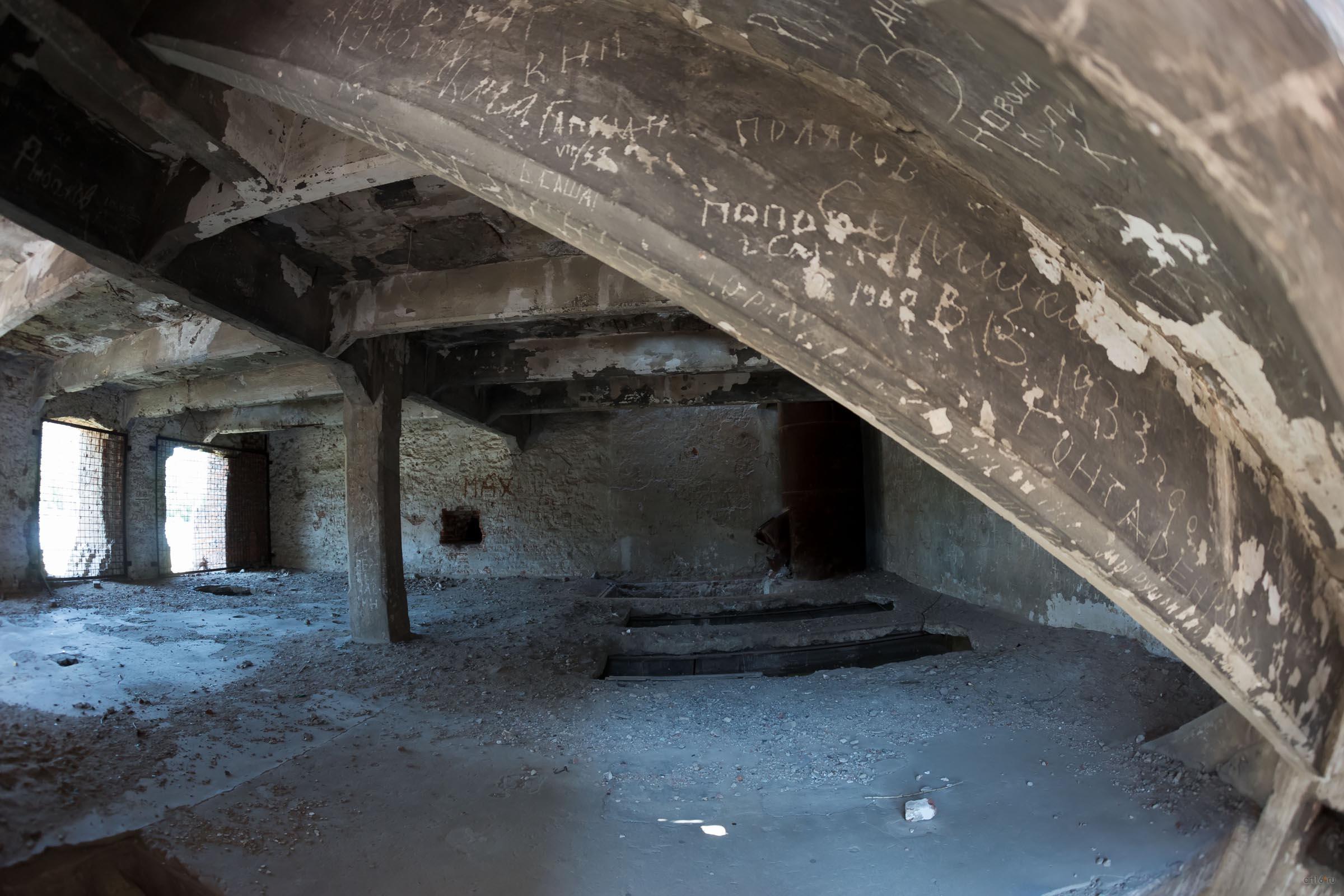 Руины мельницы (вид через решетку )::Волгогорад. 2015