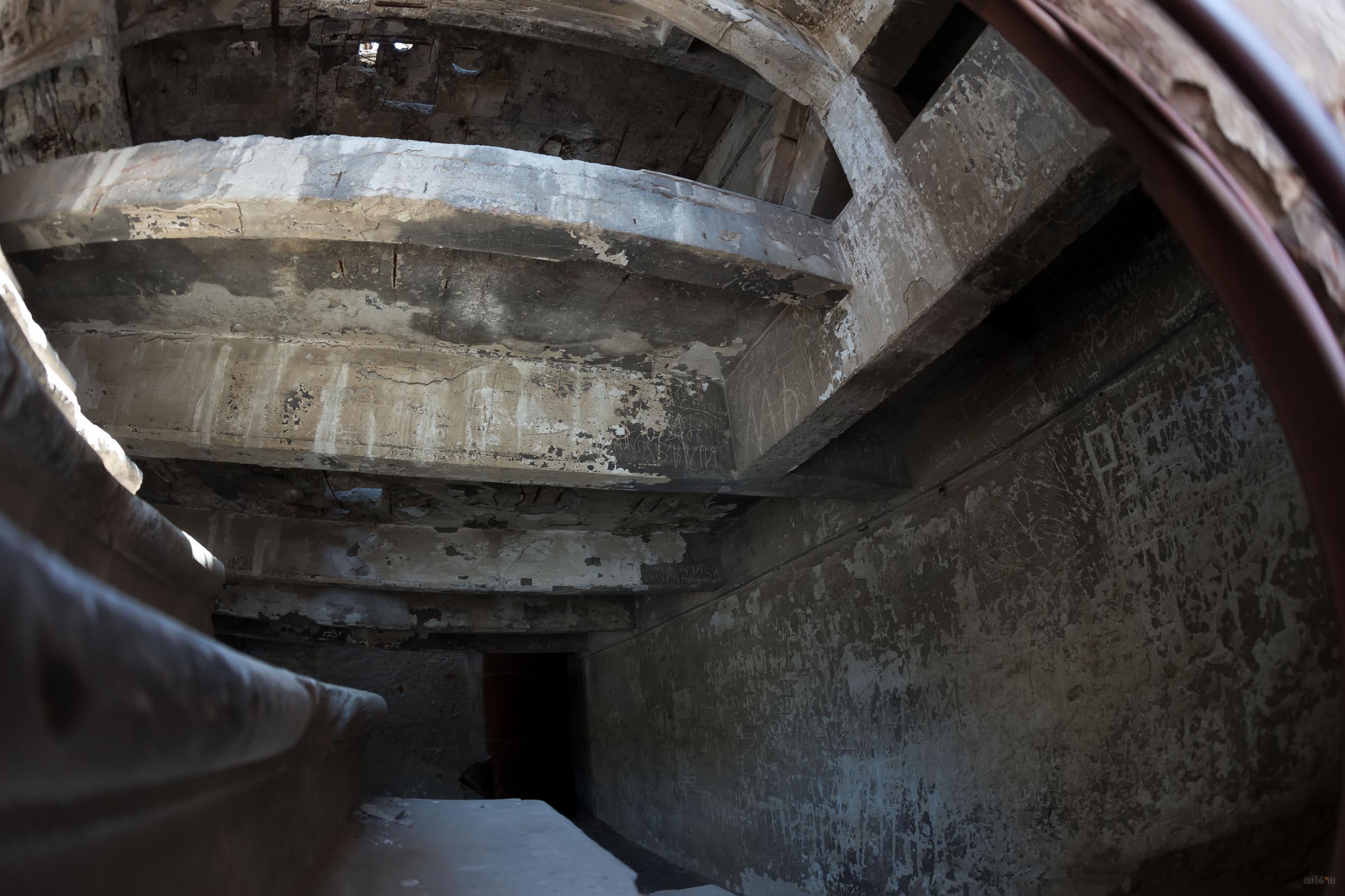 Руины мельницы (вид через решетку )::Волгогорад. 2015