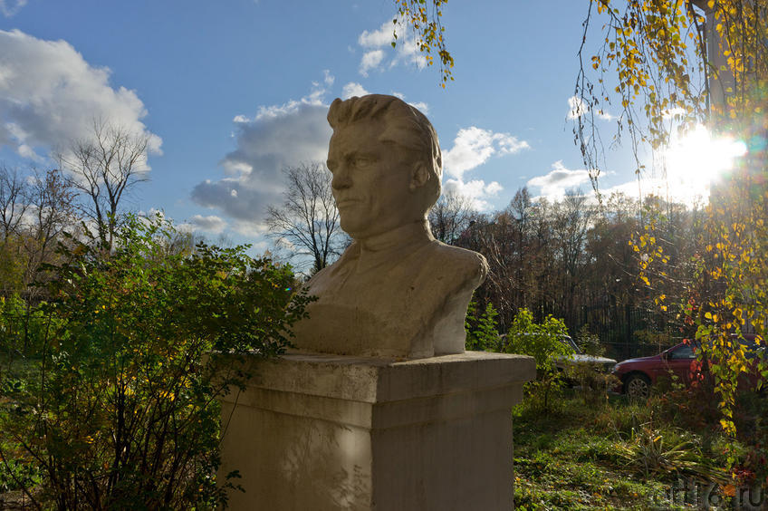 Памятник Кирову::Служебный