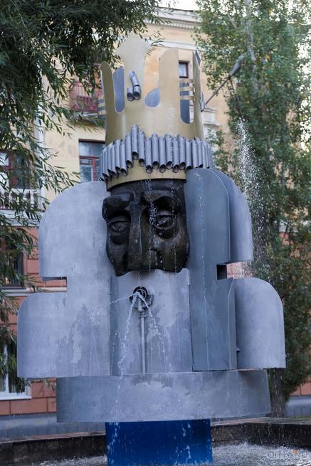Скульптура  фонтана «Нептун» возле гостиницы «Хопер», сентябрь 2015::Балашов, сентябрь 2015