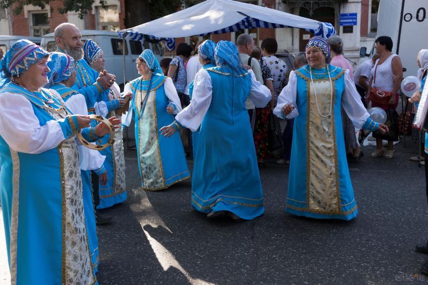 Фольклорный коллектив на ярмарке в день города Балашов::Балашов, сентябрь 2015