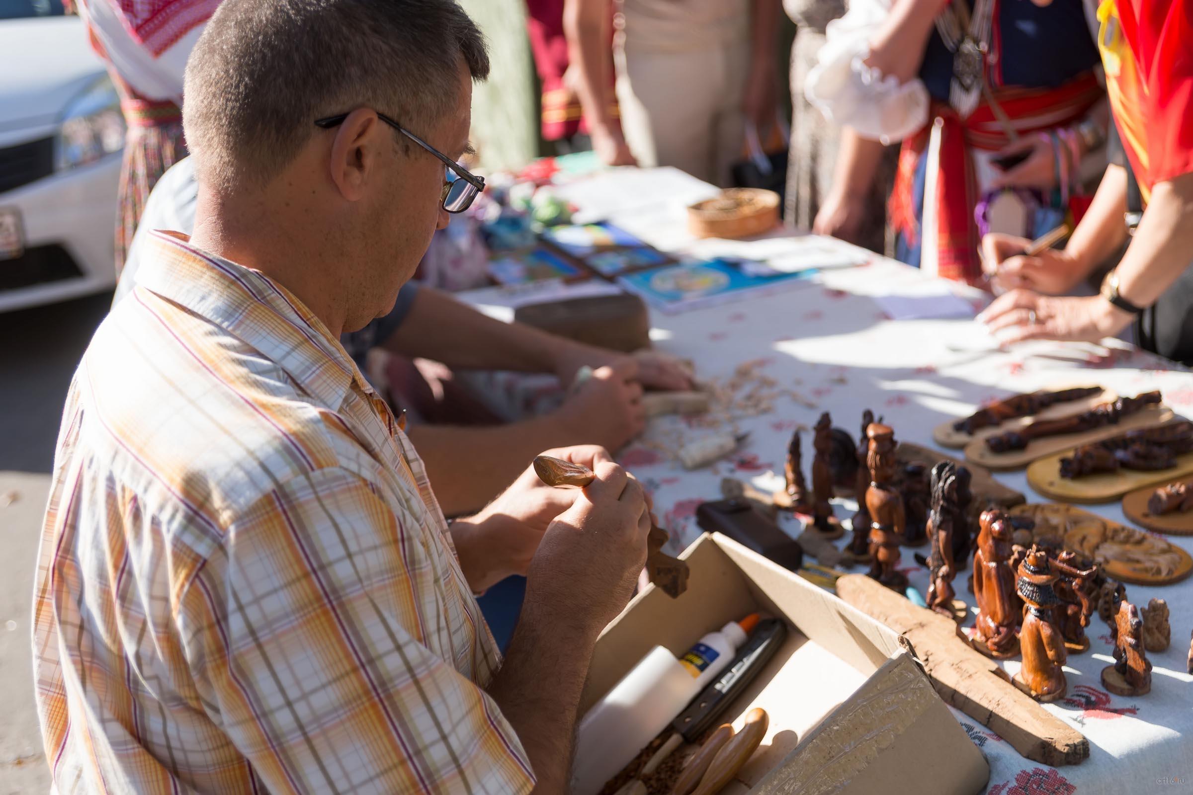 Резчик по дереву из Никольевского городища. День города Балашов::Балашов, сентябрь 2015