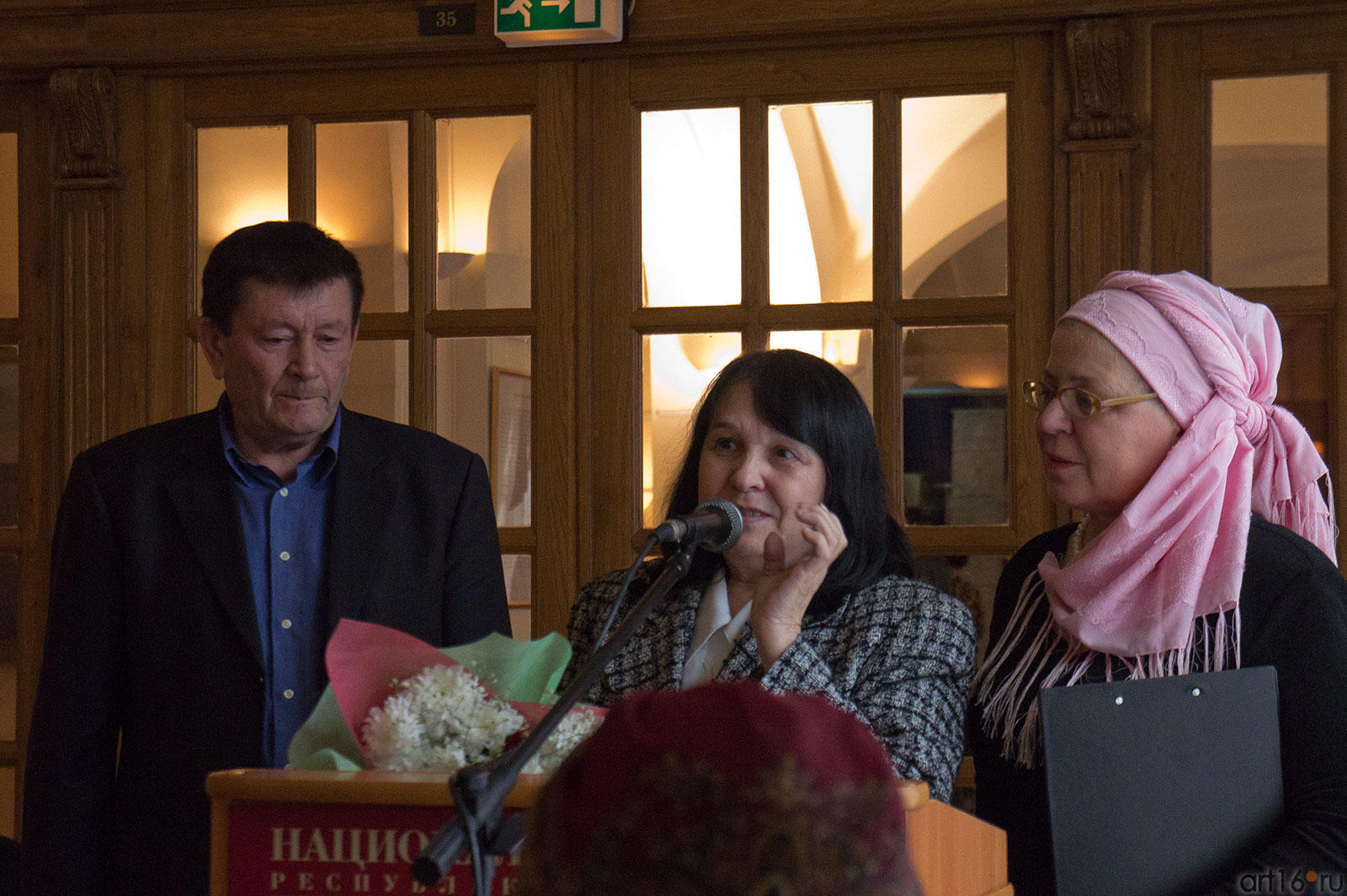 Родственники Г.Тукая и  куратор выставки (справа)::Г. Тукай: «Я устремляюсь в вечность…» - «Ашкынамын… мәңгелеккә»