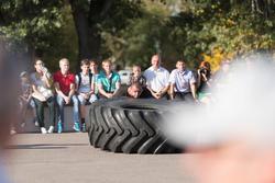  Турнир по силовому экстриму. Переваливание покрышки на время