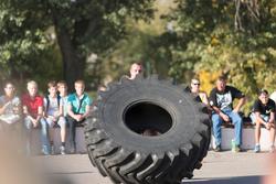  Турнир по силовому экстриму. Переваливание покрышки на время