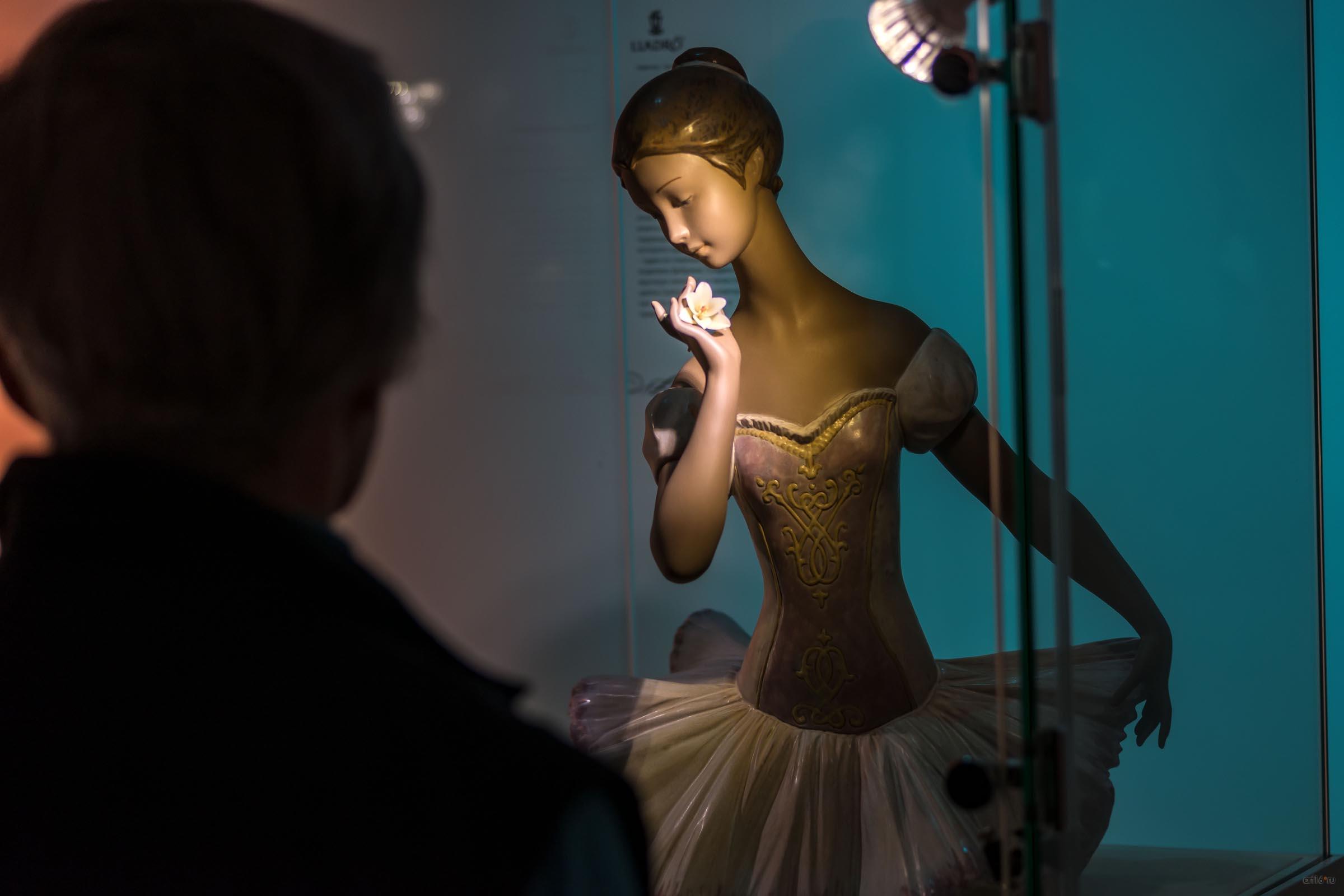 Чарующий аромат. Скульптор Хосе Луис Альварес. 2001-2005 гг.::Ху­до­же­ствен­ный фар­фо­р марки Lladró «Фар­фор на пу­ан­тах»