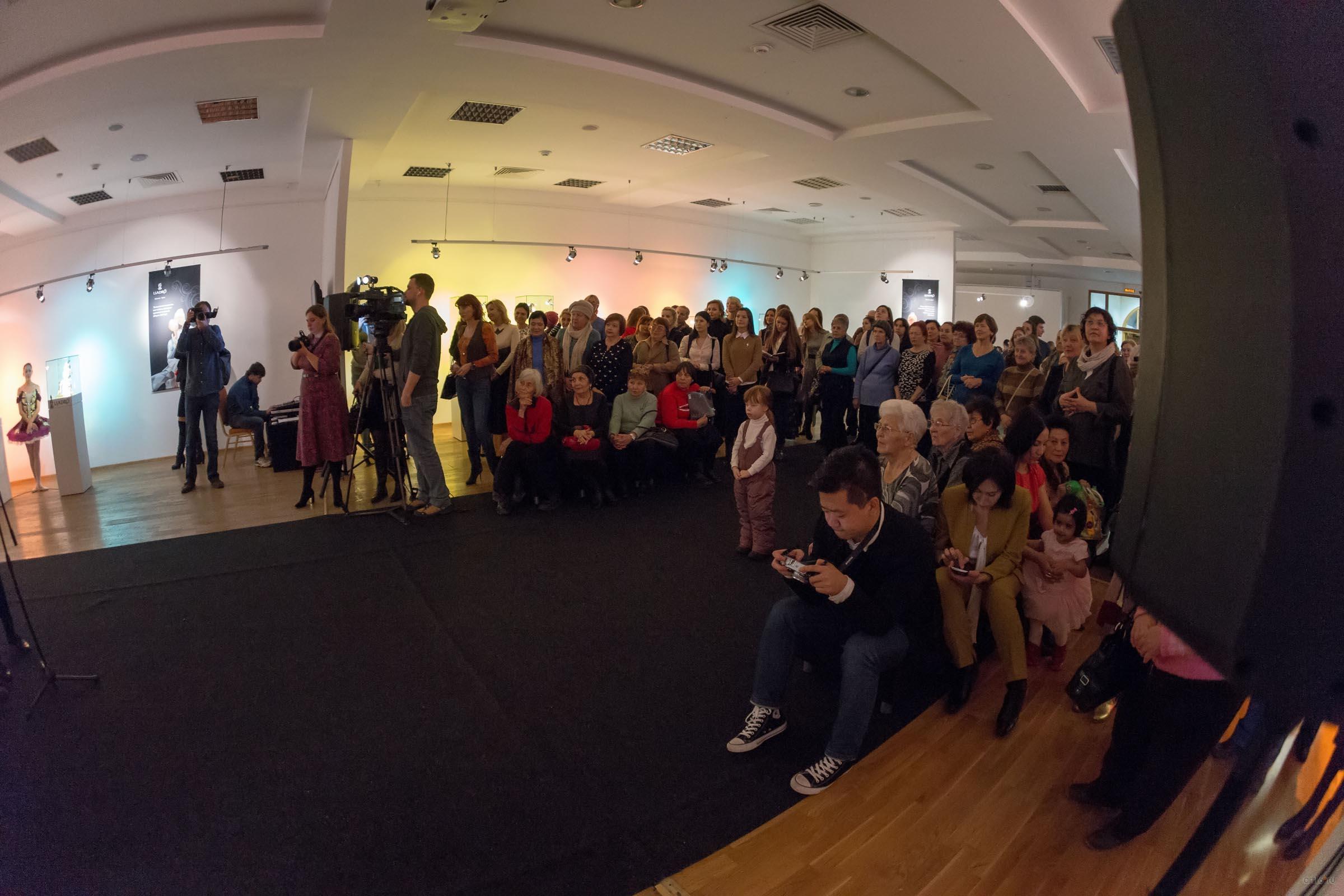 Открытие выставки «Фарфор на пуантах»::Ху­до­же­ствен­ный фар­фо­р марки Lladró «Фар­фор на пу­ан­тах»