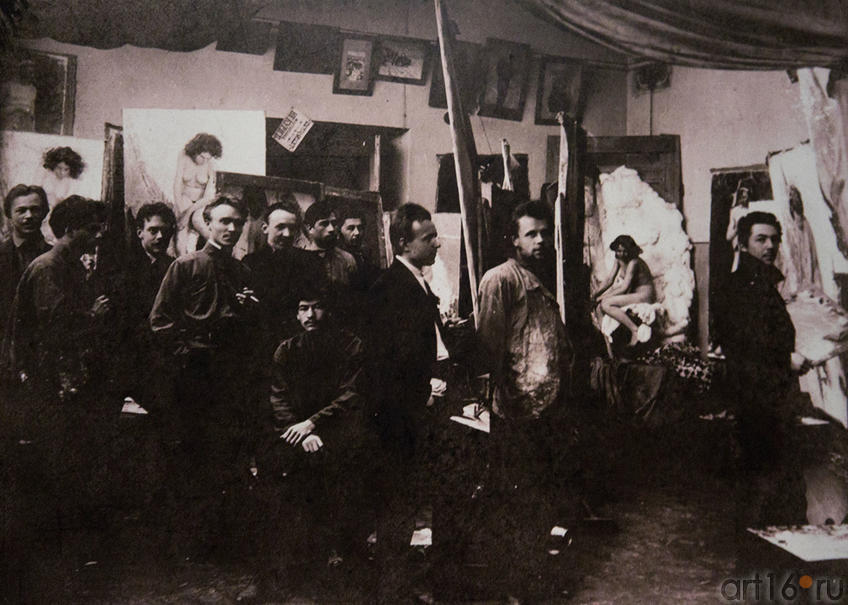 Фото №86584. Николай Фешин с учениками в натурном классе КХШ, 1910-е (фото)