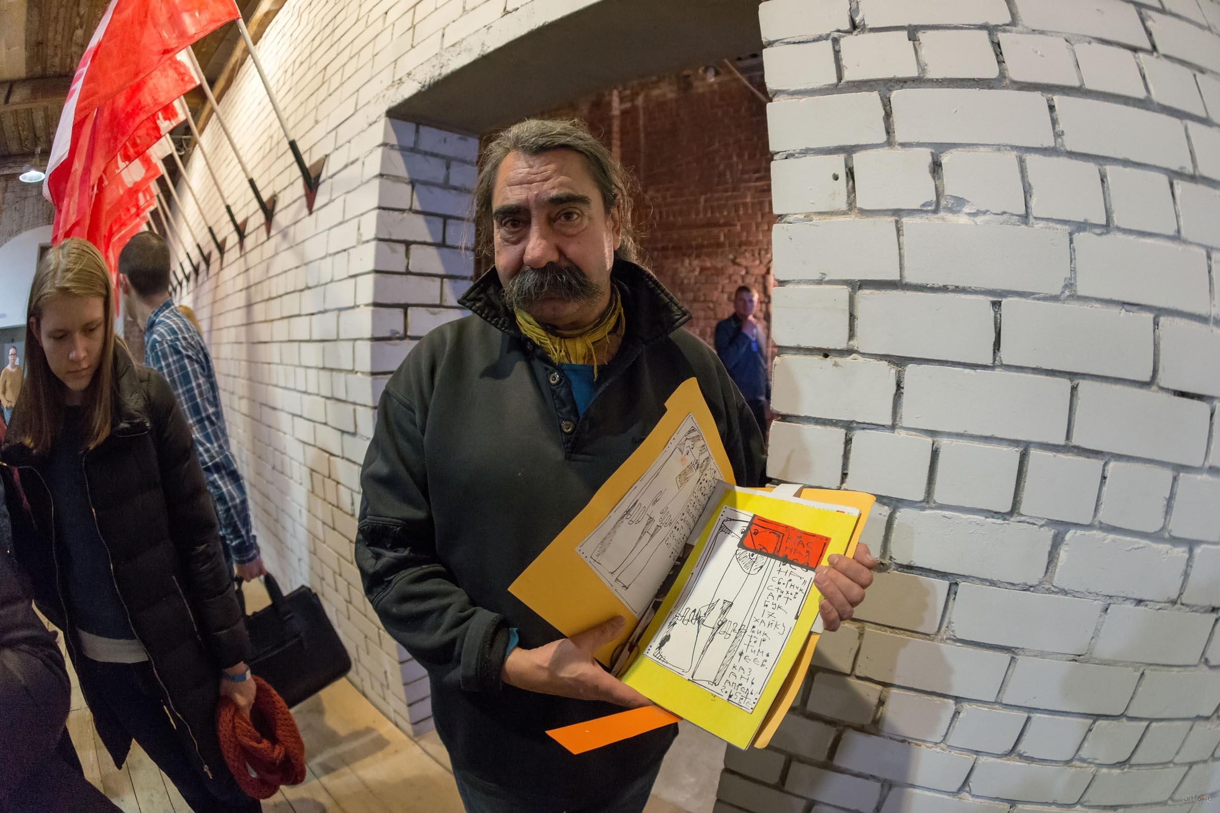 Виктор Тимофеев с арт-буком. Сборник стихов. 17 хайку::Зимний книжный фестиваль