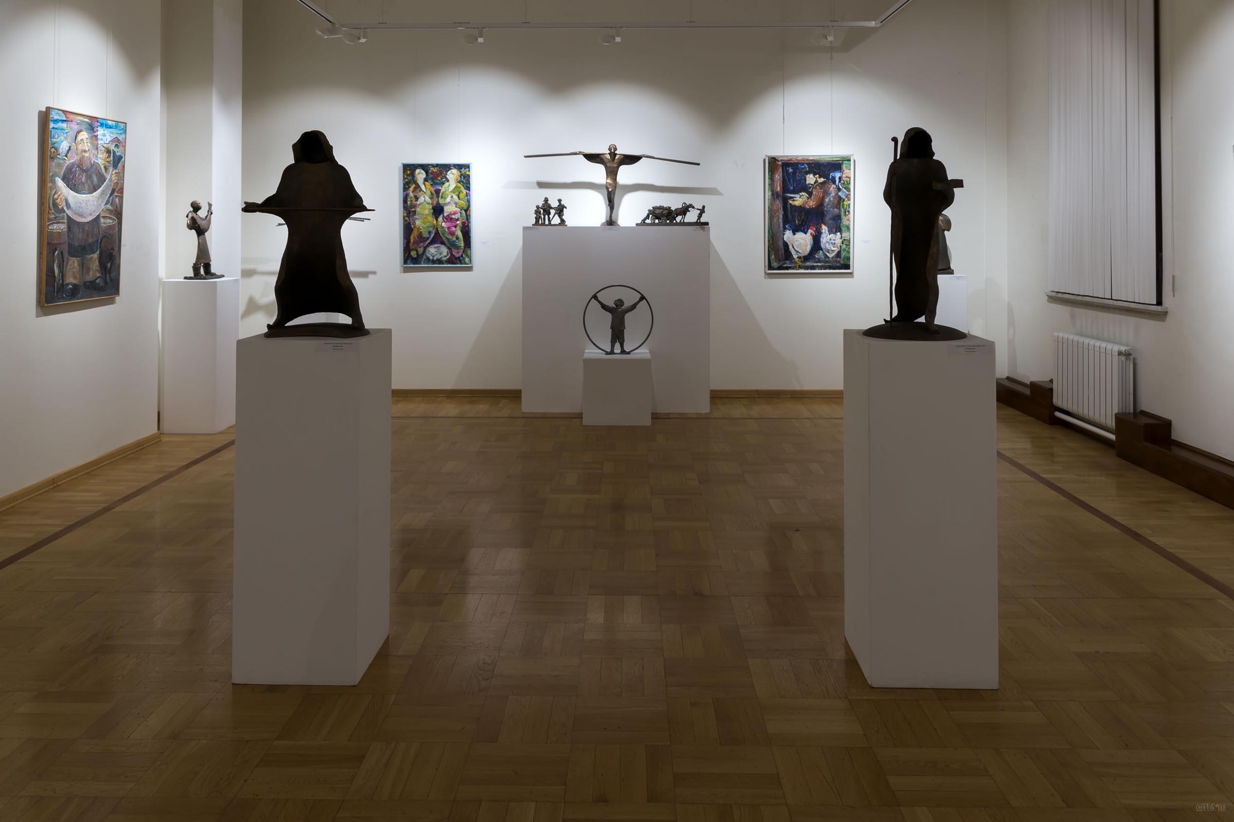 Фрагмент экспозиции выставки Рустама Габбасова::Рустам Габбасов. Скульптура, живопись. Выставка