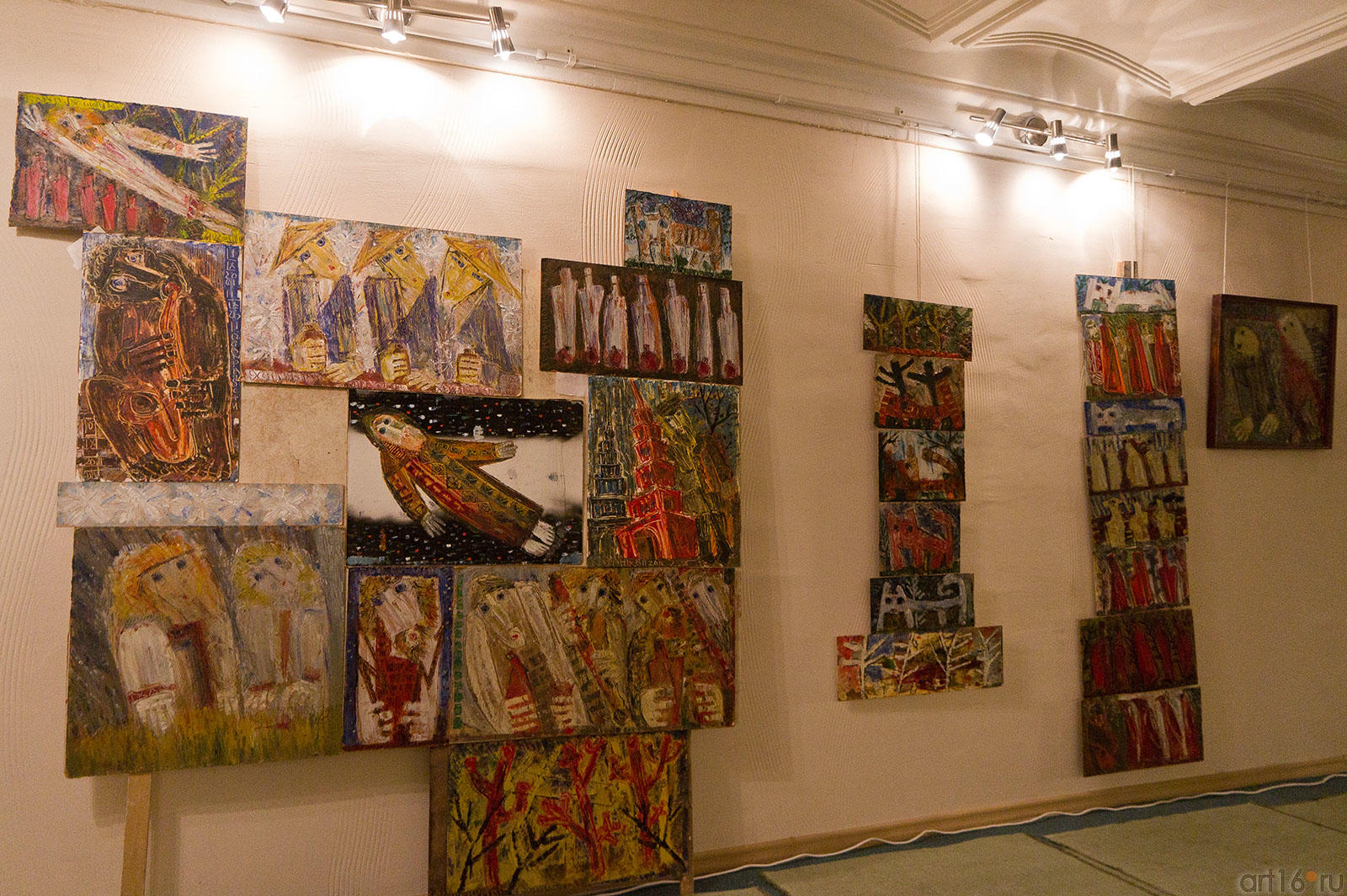 Фрагмент экспозиции выставки «Пора тополиного пуха» (В.Тимофеев)::Виктор Тимофеев.«Пора тополиного пуха»