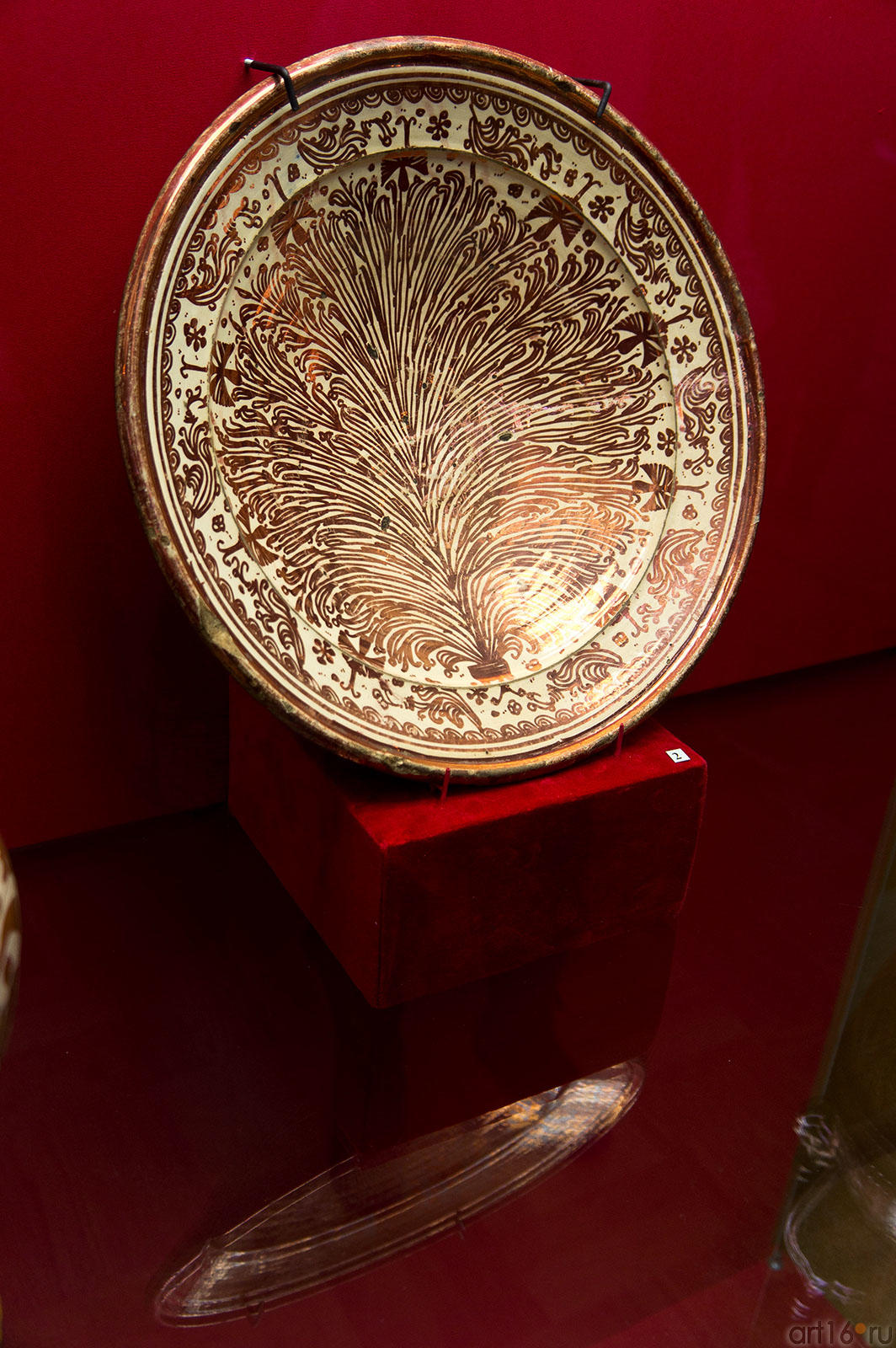 Чаша с изображением куста гвоздики. Манизес (провинция Валенсия), XVII в.::«Испанское искусство из собрания Государственного Эрмитажа»