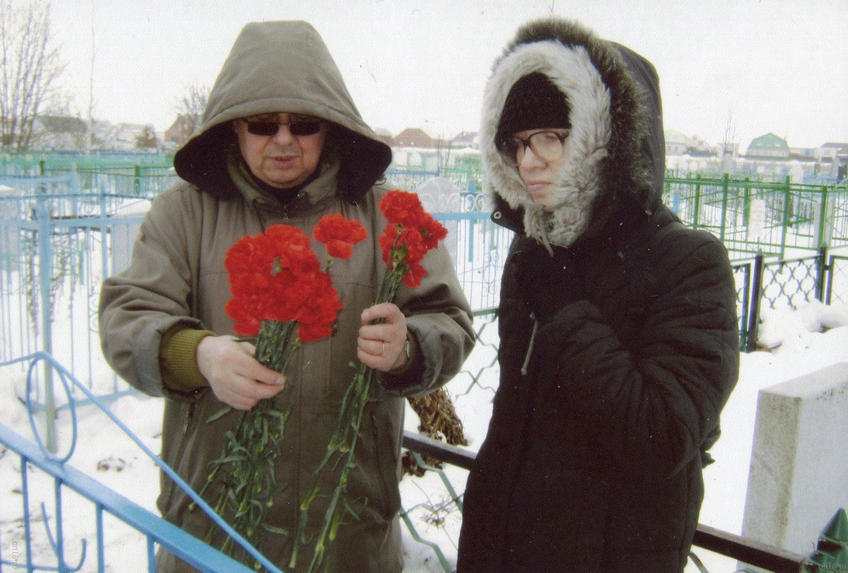Рашит Ахунов, Наиля Ахунова на татарском кладбище в Арске, 2009::Рашит Ахунов
