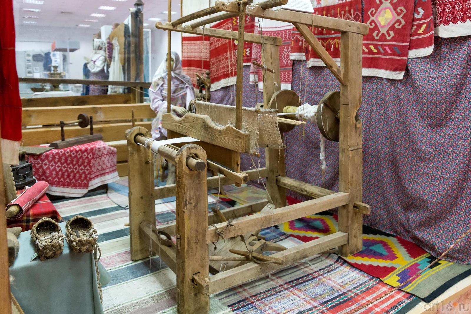 Ось ткацкого ремесла. Костромская льняная мануфактура музей. Ткацкий станок 19 век. Промыслы ткачества. Ткацкое ремесло.