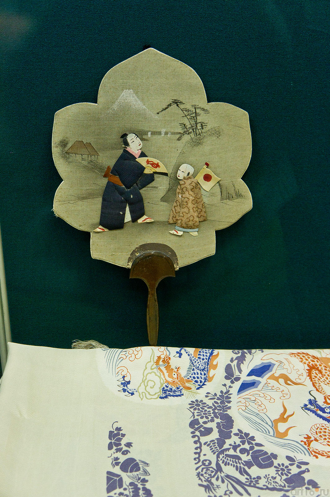 Веер с изображением мужчины и мальчика. XIX в.::Японские гравюры