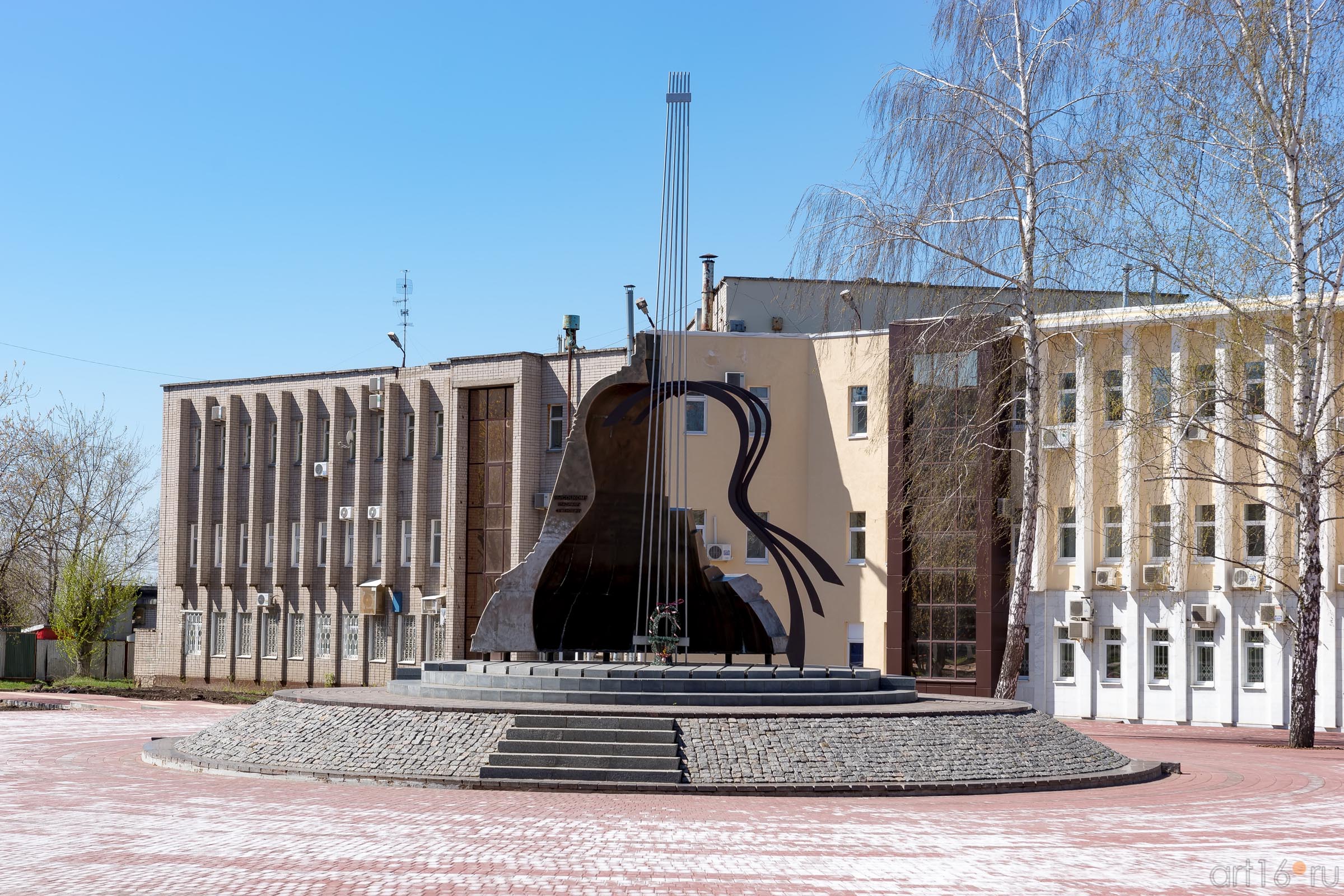 Площадь Владимира Высоцкого,  в центре — памятник В. Высоцкому::Набережные Челны 27.04.2016