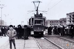 Фото: Первый трамвай в городе, 8 октября1973