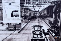 Фото А.Мошина:  Главный конвейер автомобильного завода, первая рама. Деакбрь 1975