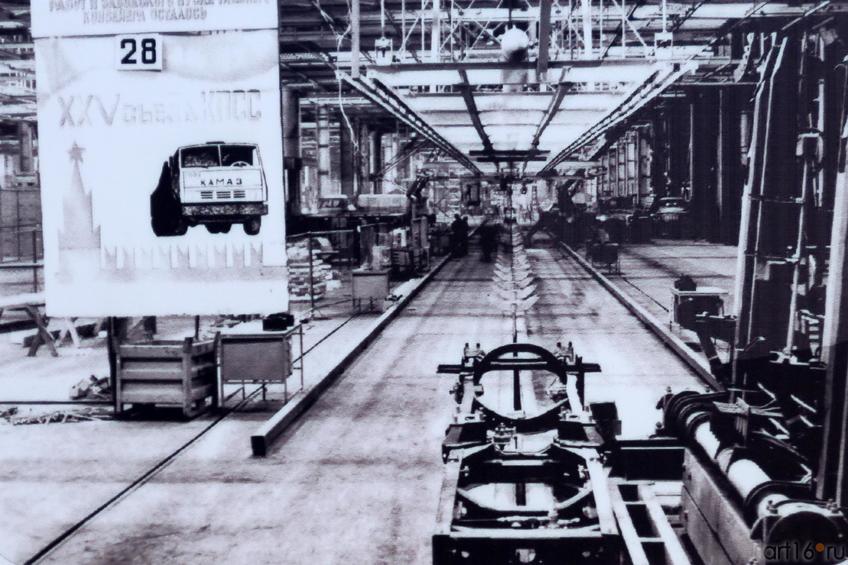 Фото №883462. Фото А.Мошина:  Главный конвейер автомобильного завода, первая рама. Деакбрь 1975