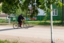Велосипедист на улице  Богатых Сабов