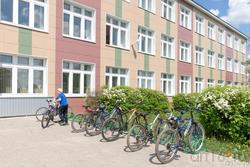 Велосипедная стоянка возле гимназии. Богатые Сабы