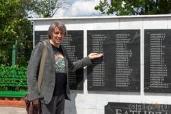 Альфрид Шаймарданов возле мемориальной доски «Сабинцы, погибшие в годы ВОв»