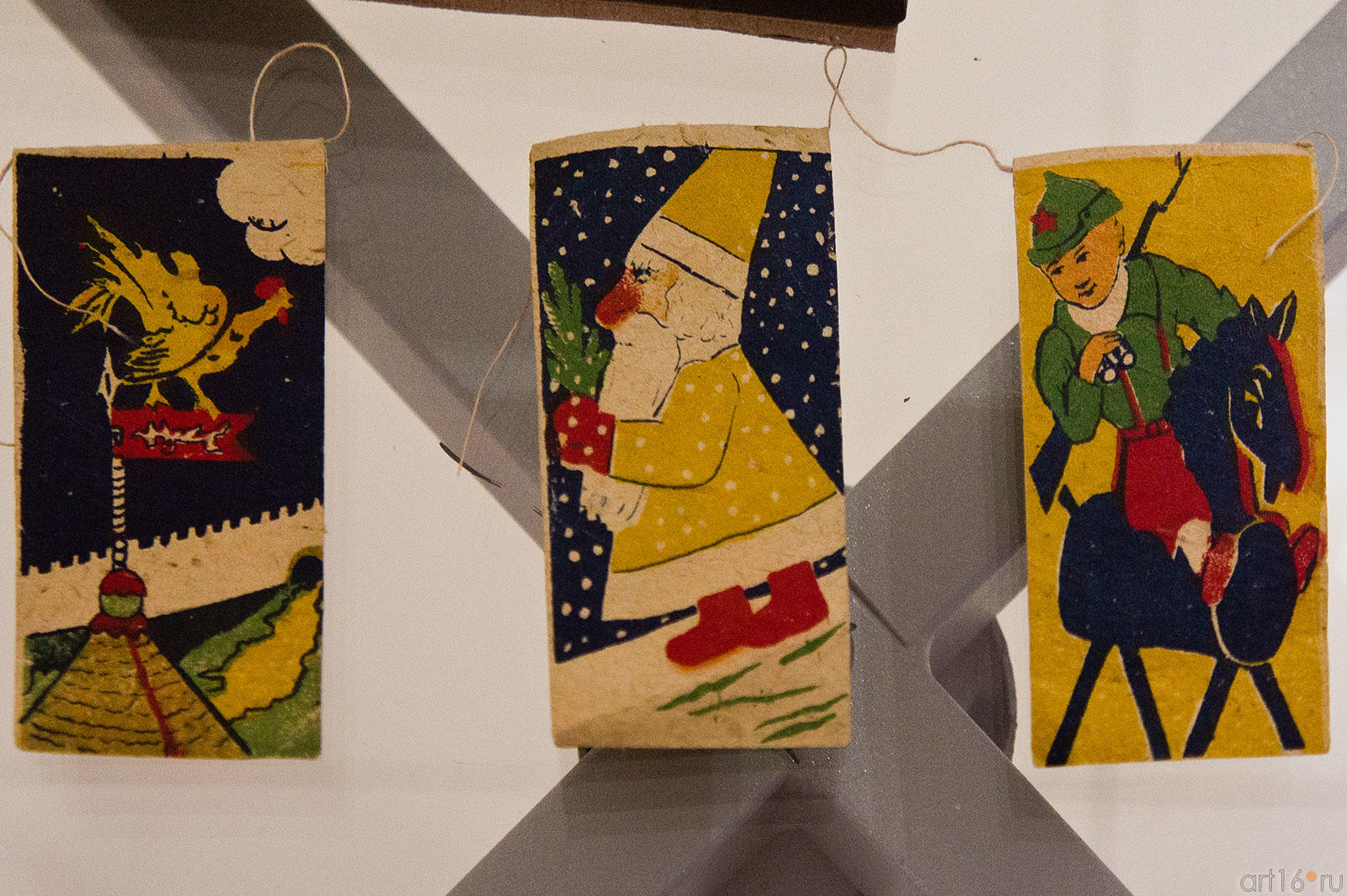 Гирлянда из флажков: Золотой петушок, Дед Мороз, Крсноармеец::«Советский Новый год» в Музее Социалистического быта