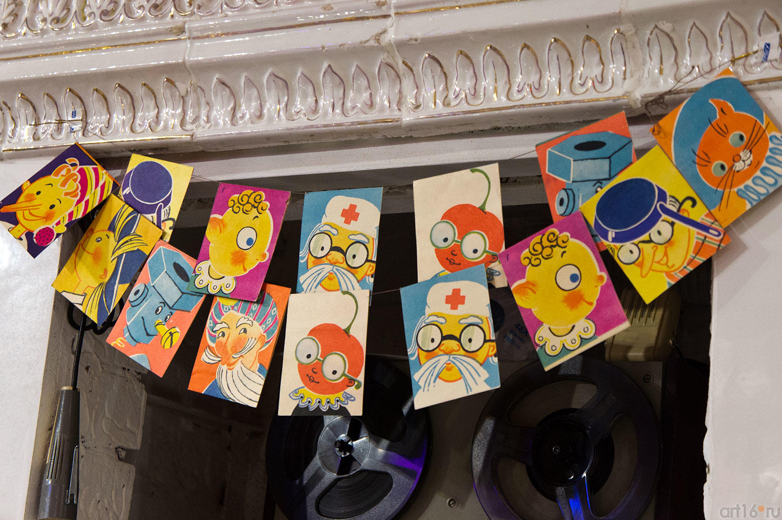 Гирлянда из бумажных флажков, на которых изображены герои  сказок::«Советский Новый год» в Музее Социалистического быта