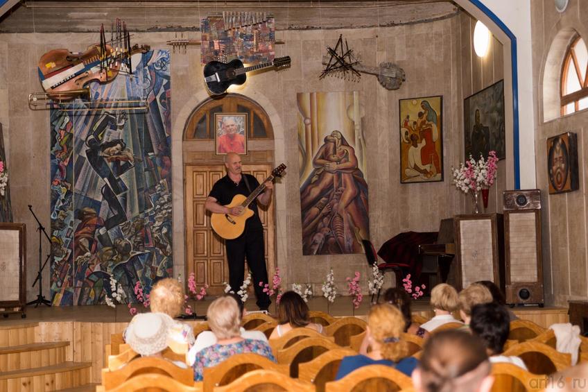 Концерт Евгения Семеновича Скрябина «Песни души»::Виктор Тимофеев. Выставка «Пора тополиного пуха»