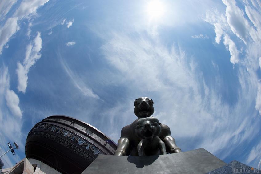 Фото №891356. Крылатый барс (она) с детенышем.  Фрагмент скульптурной композиции «Он и она», Даши Намдаков, Казань