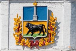Герб города Сызрань на Спасской башне Сызранского кремля