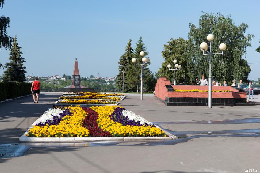 Аллея с цветами перед Спасской башней. Сызрань::Сызрань 2016