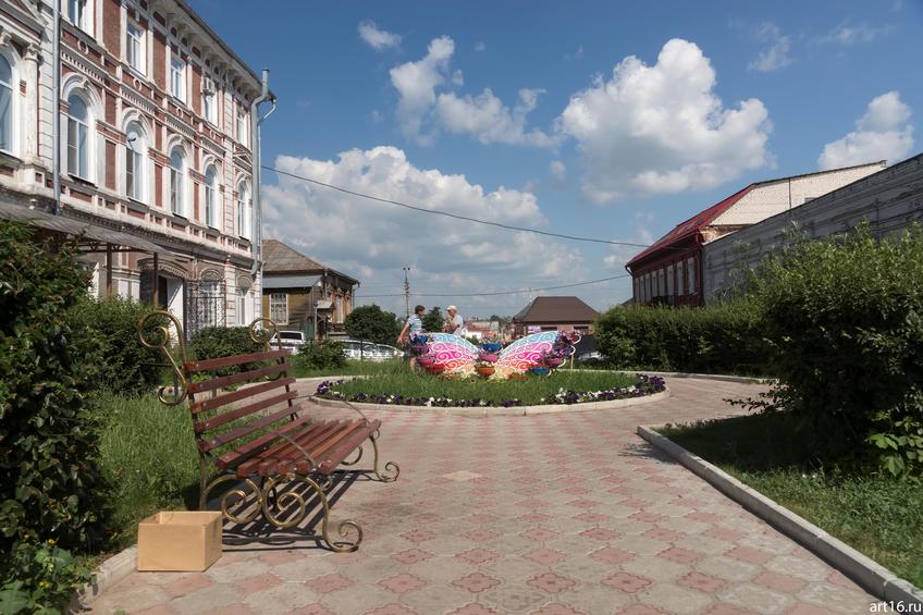 Сквер с клумбой в Пролетарском переулке, г. Сызрань::Сызрань 2016