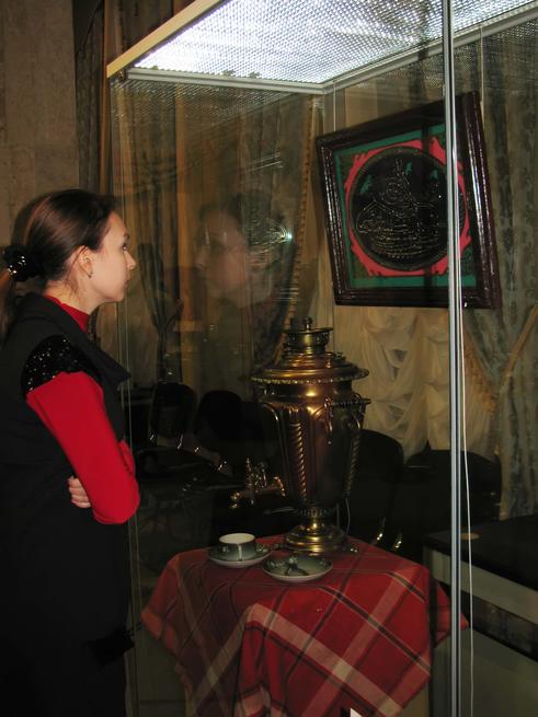 У витрины с Шамаилем и самоваром на скатерти в доме сельских татар::Казанское полотенце