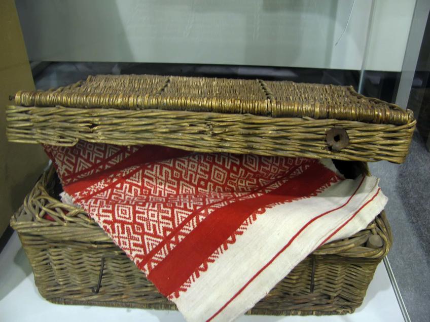 Плетеный сундук с  узорным полотенцем::Казанское полотенце