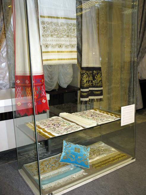 Полотенце декоративное с красными концами /ʺАлтынчечʺ полотенце/Золотное шитье::Казанское полотенце