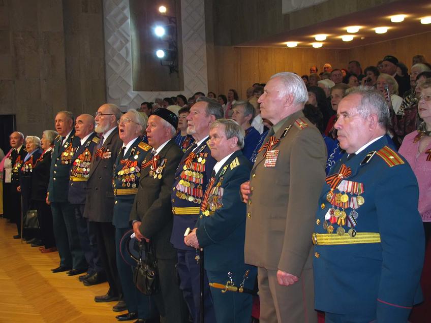 Ветераны Великой Отечественной войны  почтили погибших в ВОв::Фестиваль ветеранских хоров — 2010