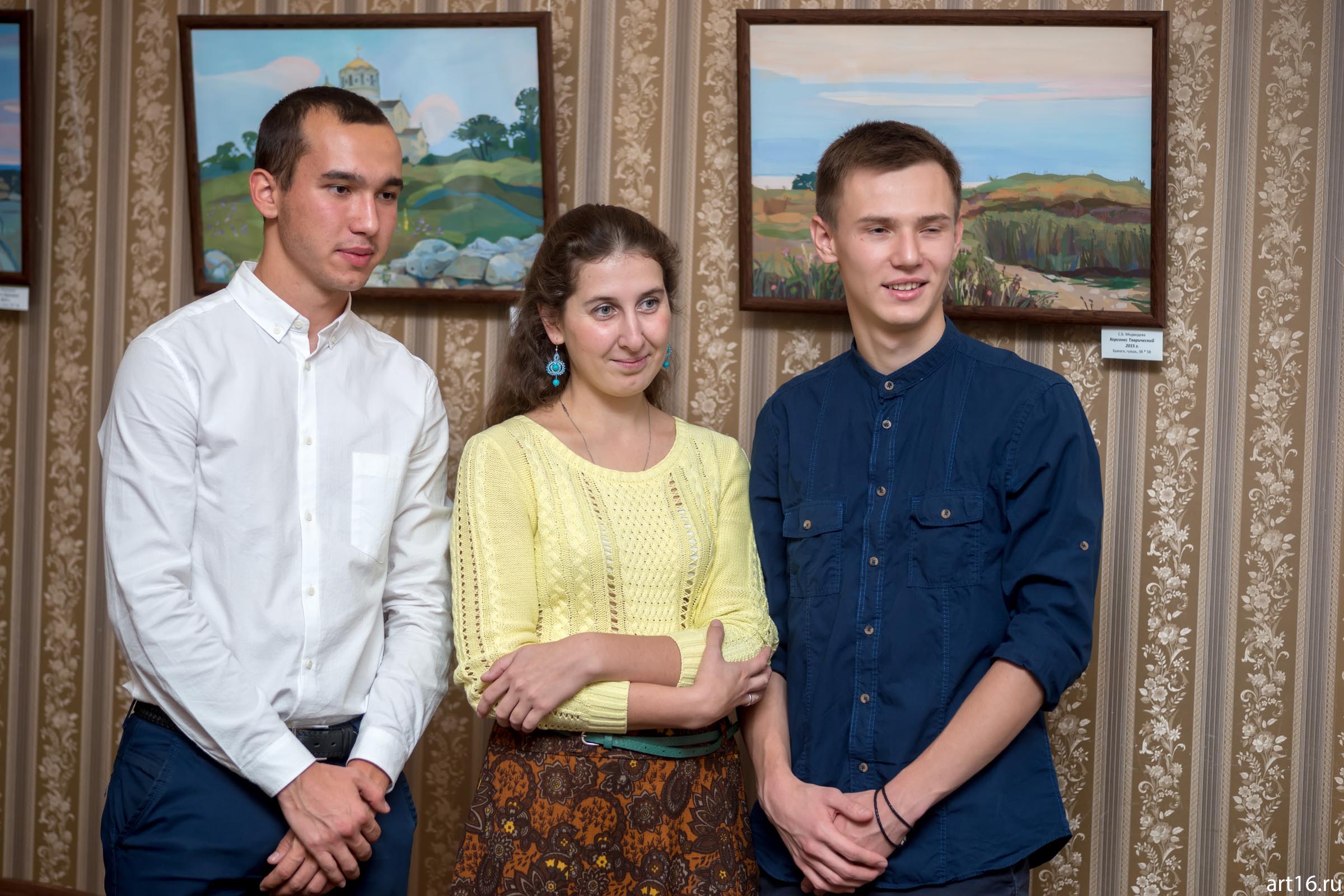 Светлана Медведева (в центре)::Медведева Светлана Борисовна. Выставка «Крым. Гуашь»