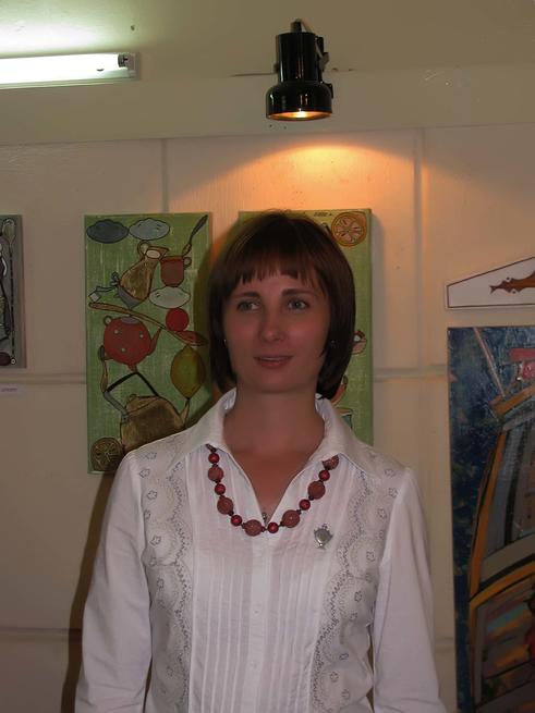 Елена Титова на фоне своих работ::«Самоварная», выставка Елены Титовой