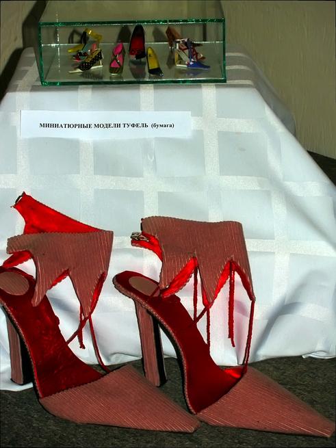 Миниатюрные модели туфель (в стеклянном коробе)::«Эклектика жанров...»