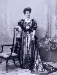 АТЕЛЬЕ «HELENE DE MROZOVSKY» САНКТ-ПЕТЕРБУРГ Портрет неизвестной 1900-е гг.