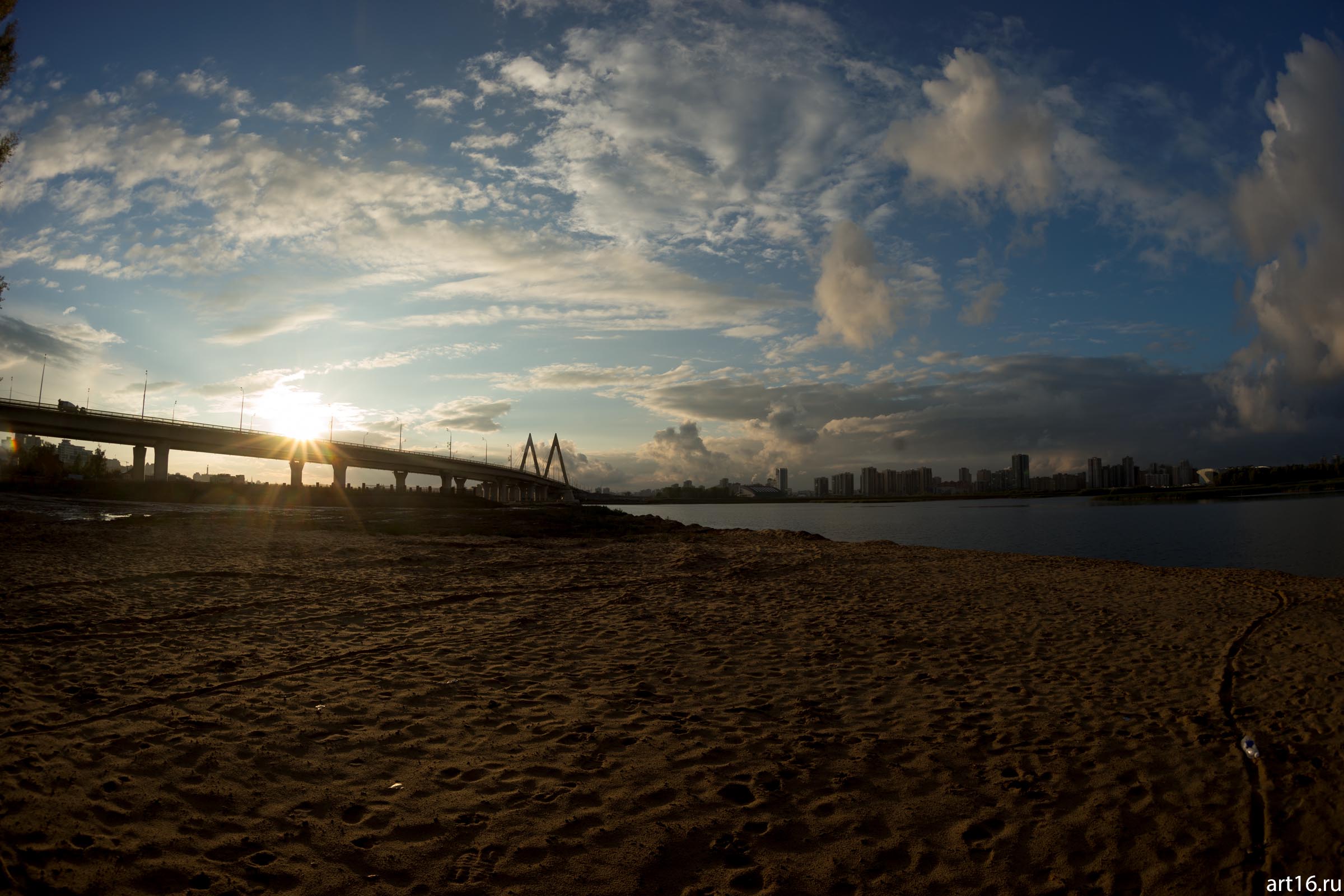 Мост Миллениум в лучах заходящего солнца. Вид с левого берега Казанки::Зарисовки. Природа